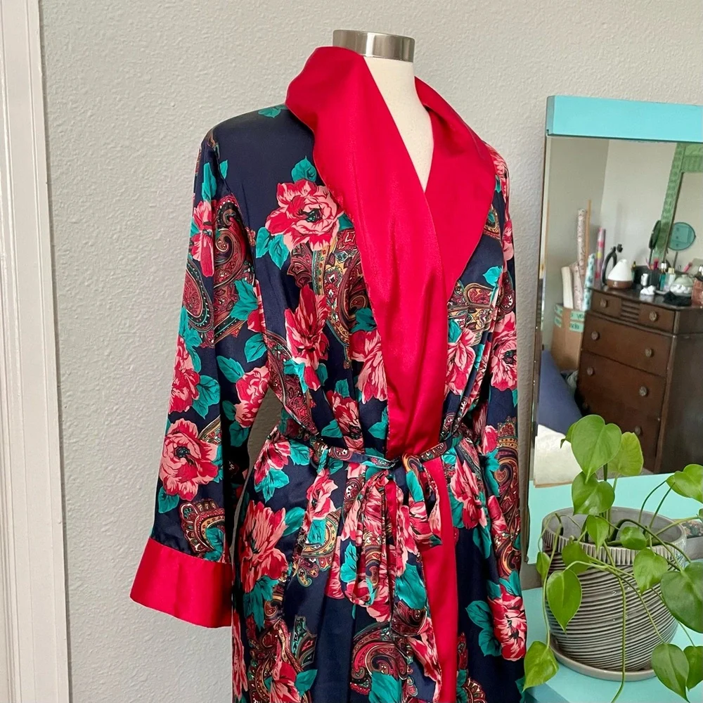 Vintage Gold Label Victoria's Secret Navy Blue & Red Floral Paisley Satin Robe - Picture 2 of 9